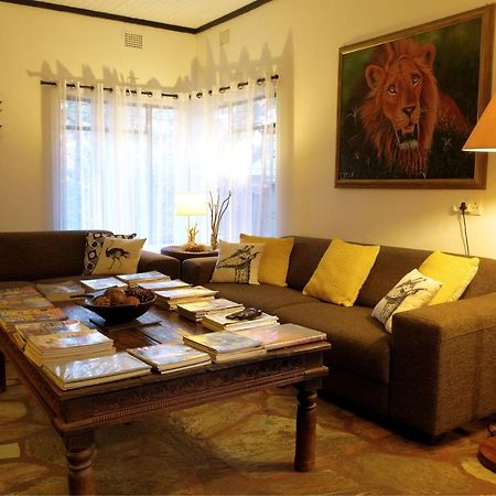 Kaia Tani Exclusive Guesthouse พาลาบอร์วา ภายนอก รูปภาพ